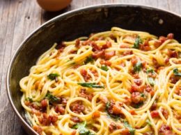 Easy Spaghetti Carbonara With Eggs Parmesan Bacon And Garlic