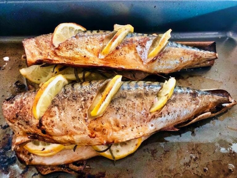 Baked mackerel with lemon, ready to serve.