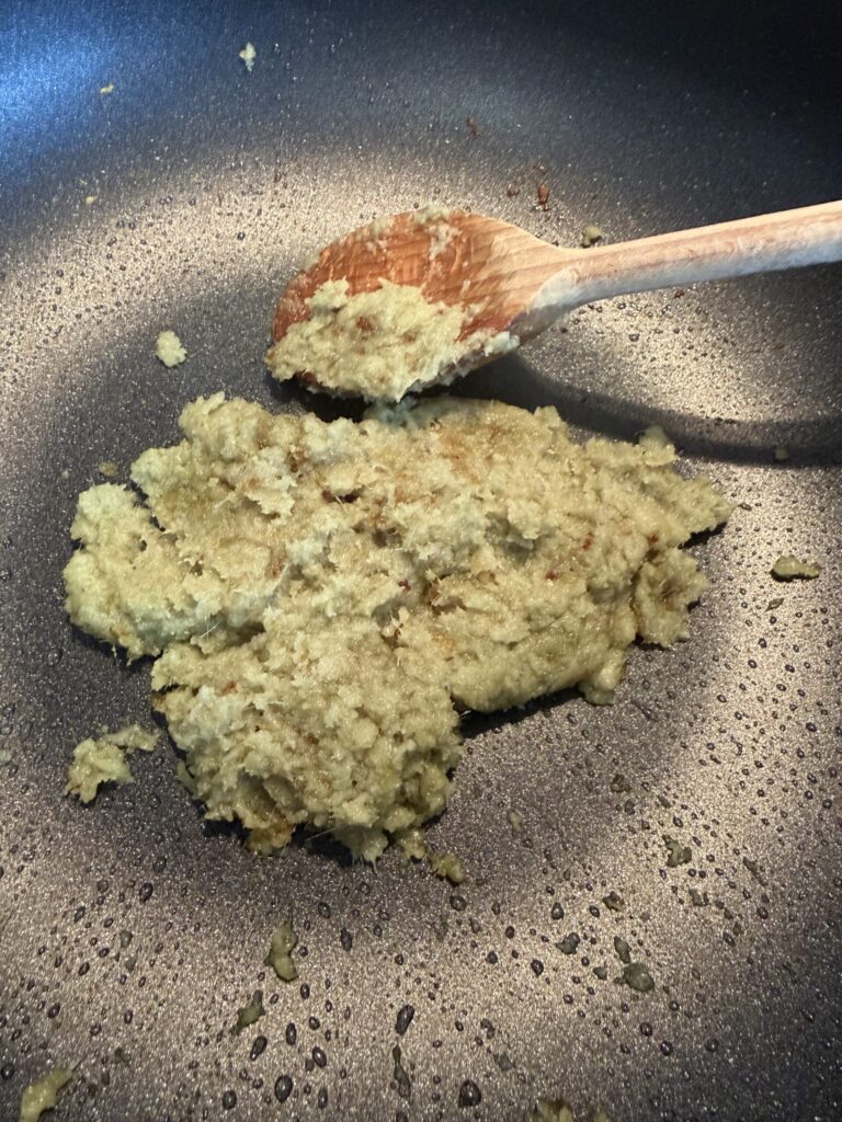 Rempah for kari kapital in a pot.