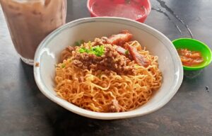 Kolo mee - Sarawak dry egg noodles with minced pork and char siu.