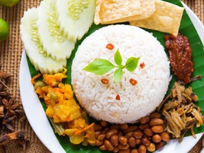 A meal of nasi lemak served on a banana leaf.