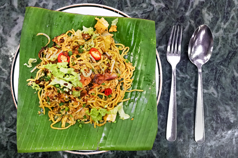 A portion of mee goreng served on a banana leaf.